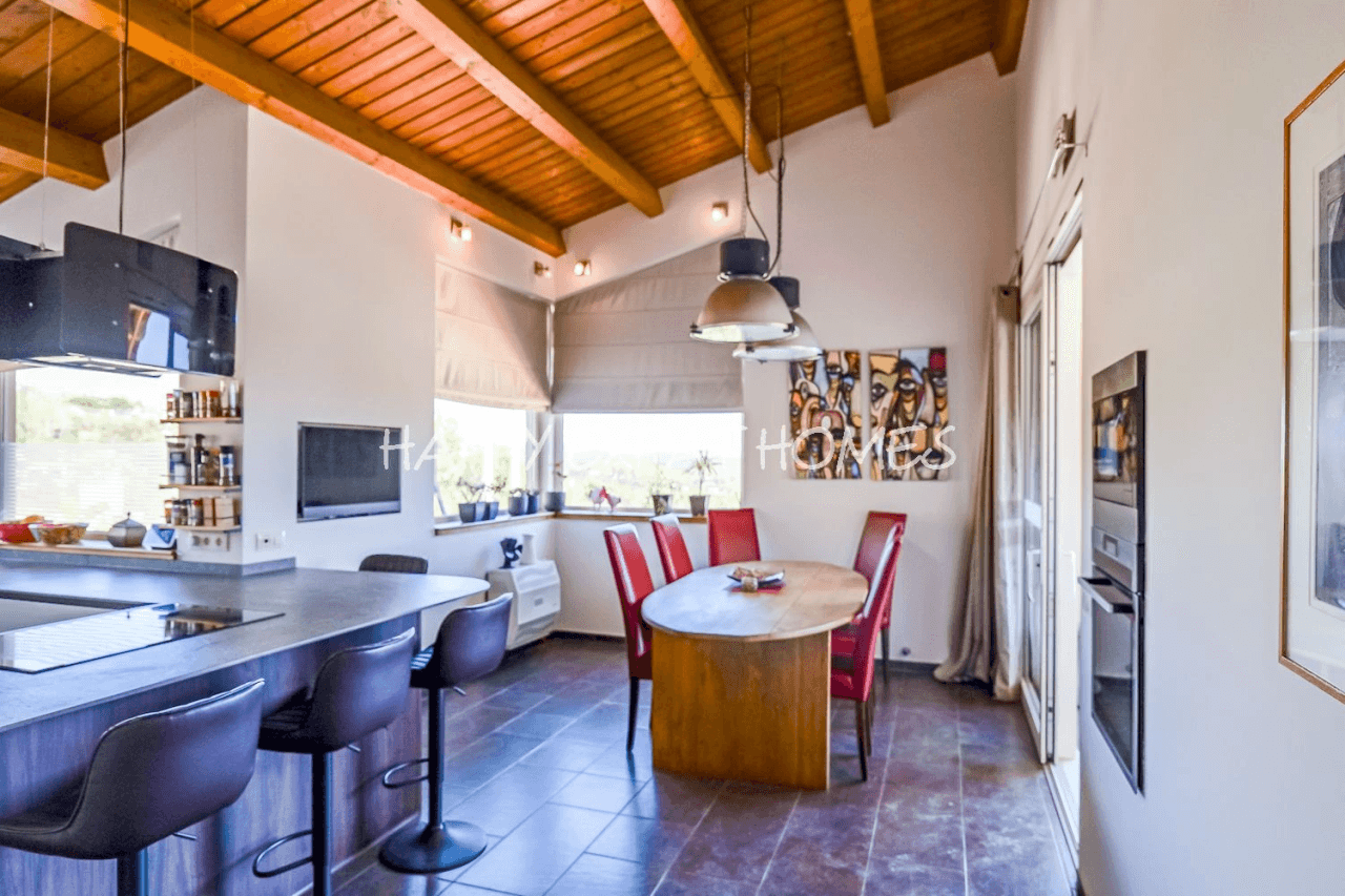 Huge fantastic villa in the Sitges hills with warehouse garage, independent apartment and tourist license