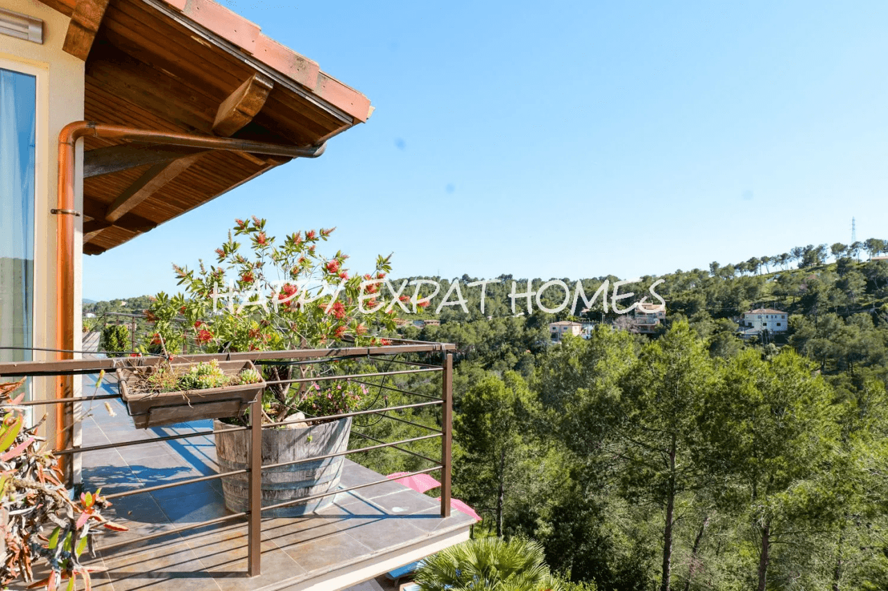 Huge fantastic villa in the Sitges hills with warehouse garage, independent apartment and tourist license