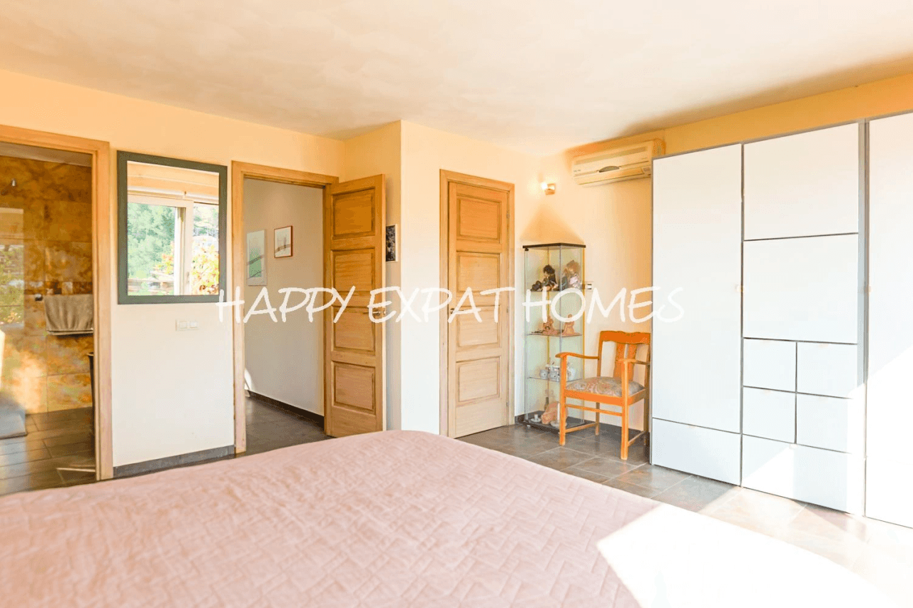 Huge fantastic villa in the Sitges hills with warehouse garage, independent apartment and tourist license