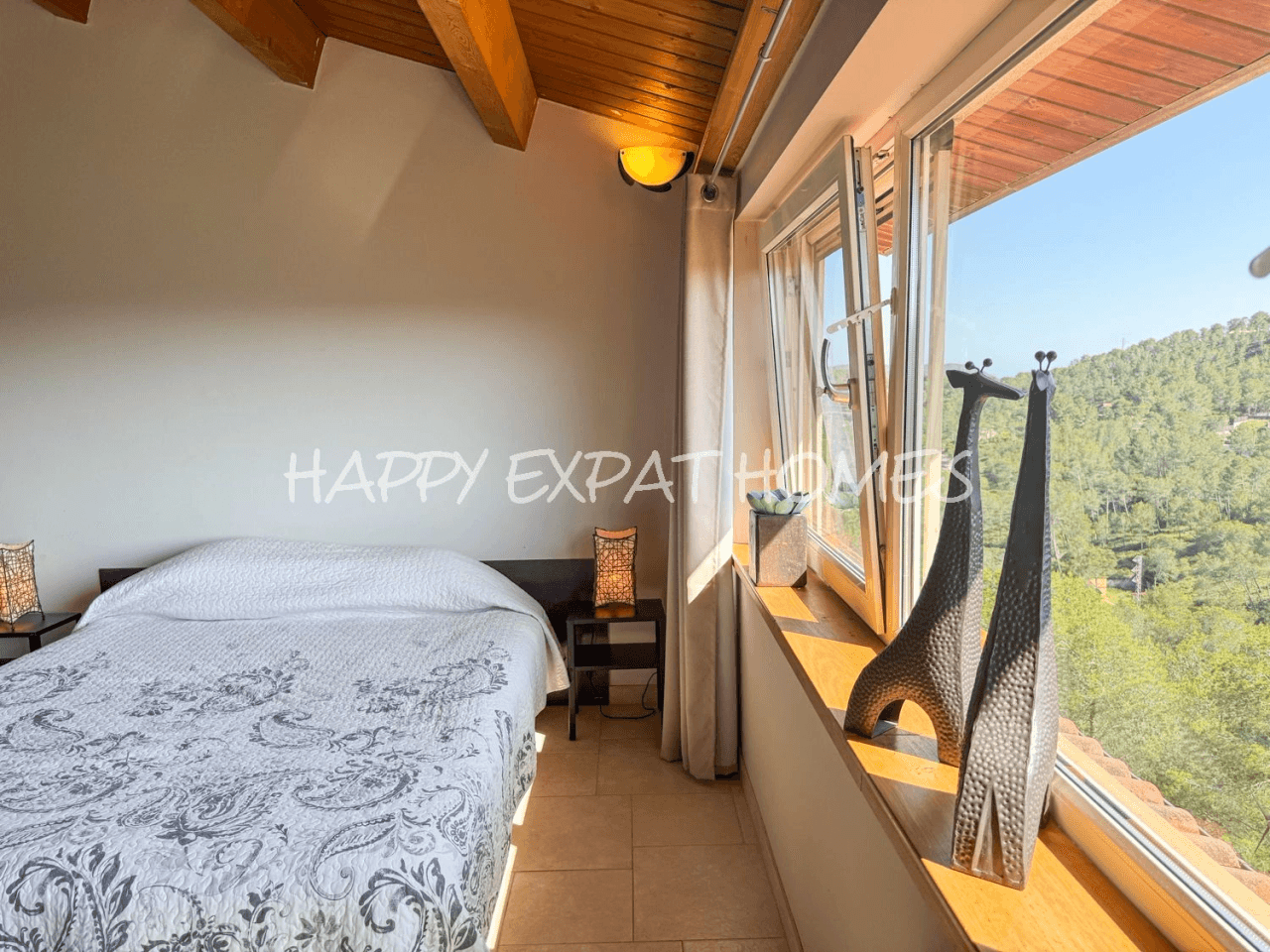 Huge fantastic villa in the Sitges hills with warehouse garage, independent apartment and tourist license