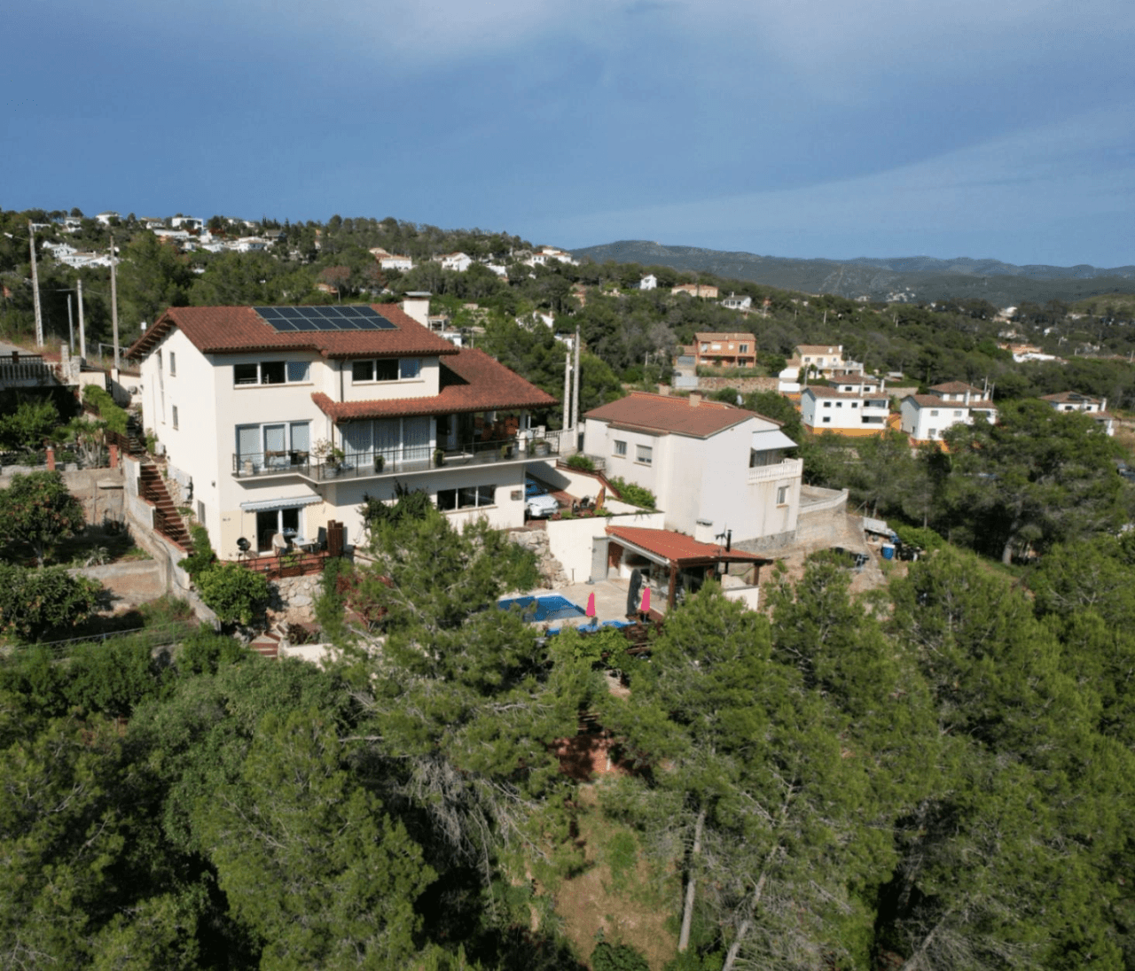 Huge fantastic villa in the Sitges hills with warehouse garage, independent apartment and tourist license