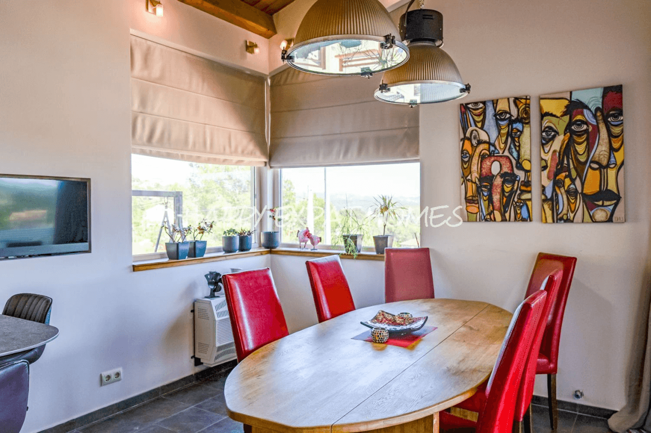 Huge fantastic villa in the Sitges hills with warehouse garage, independent apartment and tourist license