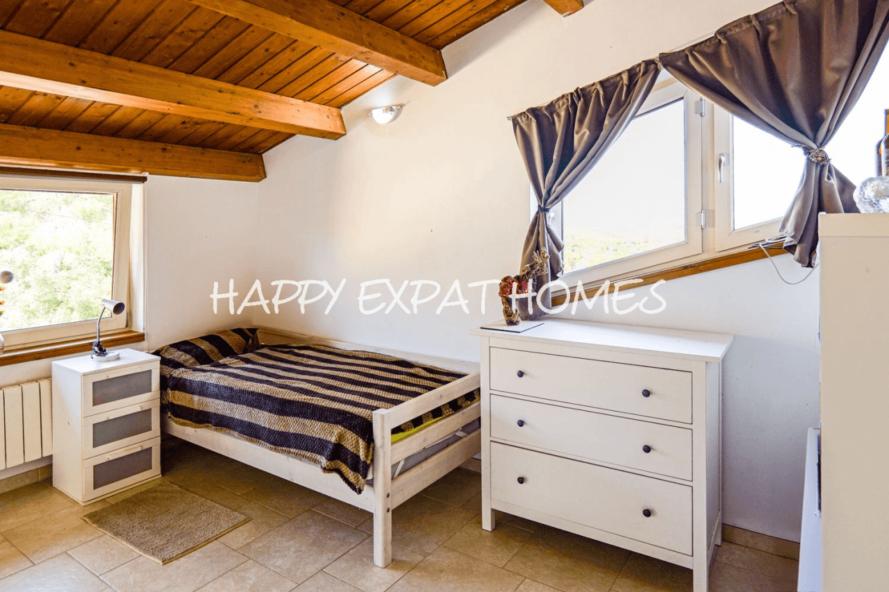 Huge fantastic villa in the Sitges hills with warehouse garage, independent apartment and tourist license
