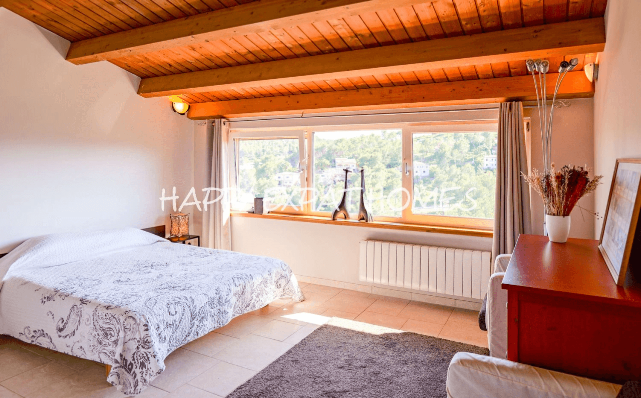 Huge fantastic villa in the Sitges hills with warehouse garage, independent apartment and tourist license