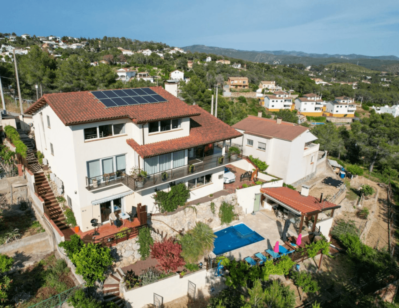 Huge fantastic villa in the Sitges hills with warehouse garage, independent apartment and tourist license