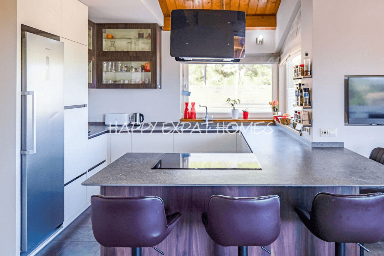 Huge fantastic villa in the Sitges hills with warehouse garage, independent apartment and tourist license