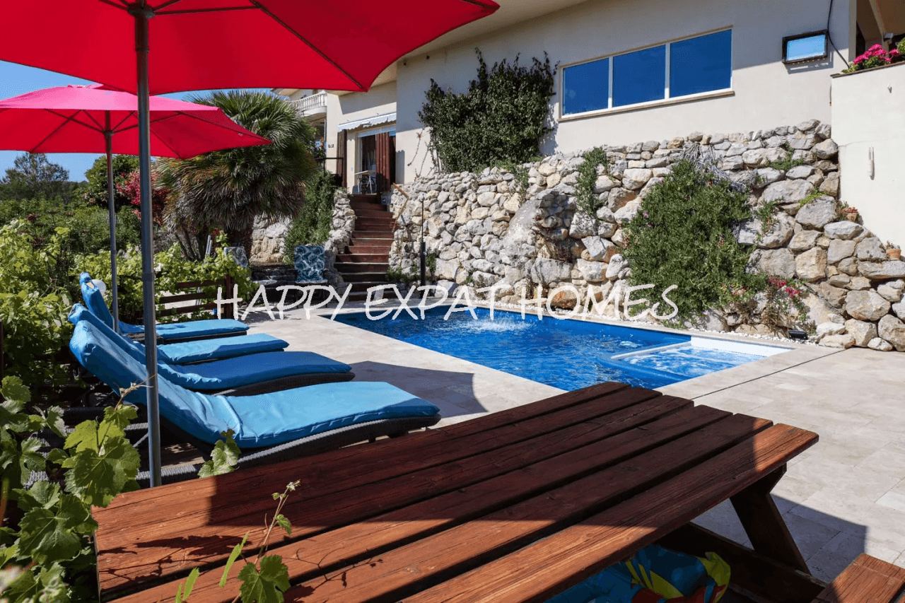 Huge fantastic villa in the Sitges hills with warehouse garage, independent apartment and tourist license