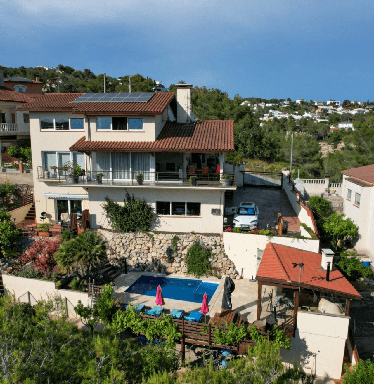 Huge fantastic villa in the Sitges hills with warehouse garage, independent apartment and tourist license