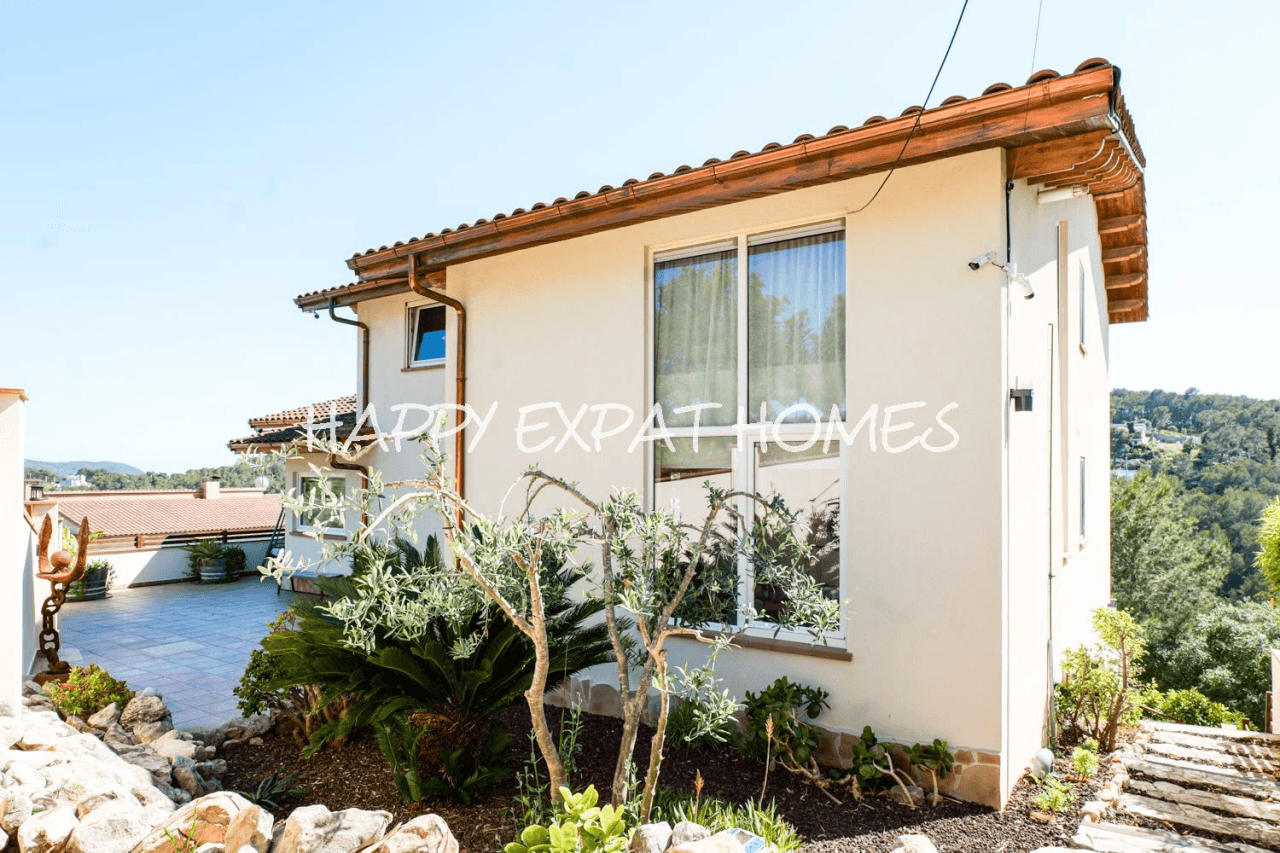 Huge fantastic villa in the Sitges hills with warehouse garage, independent apartment and tourist license