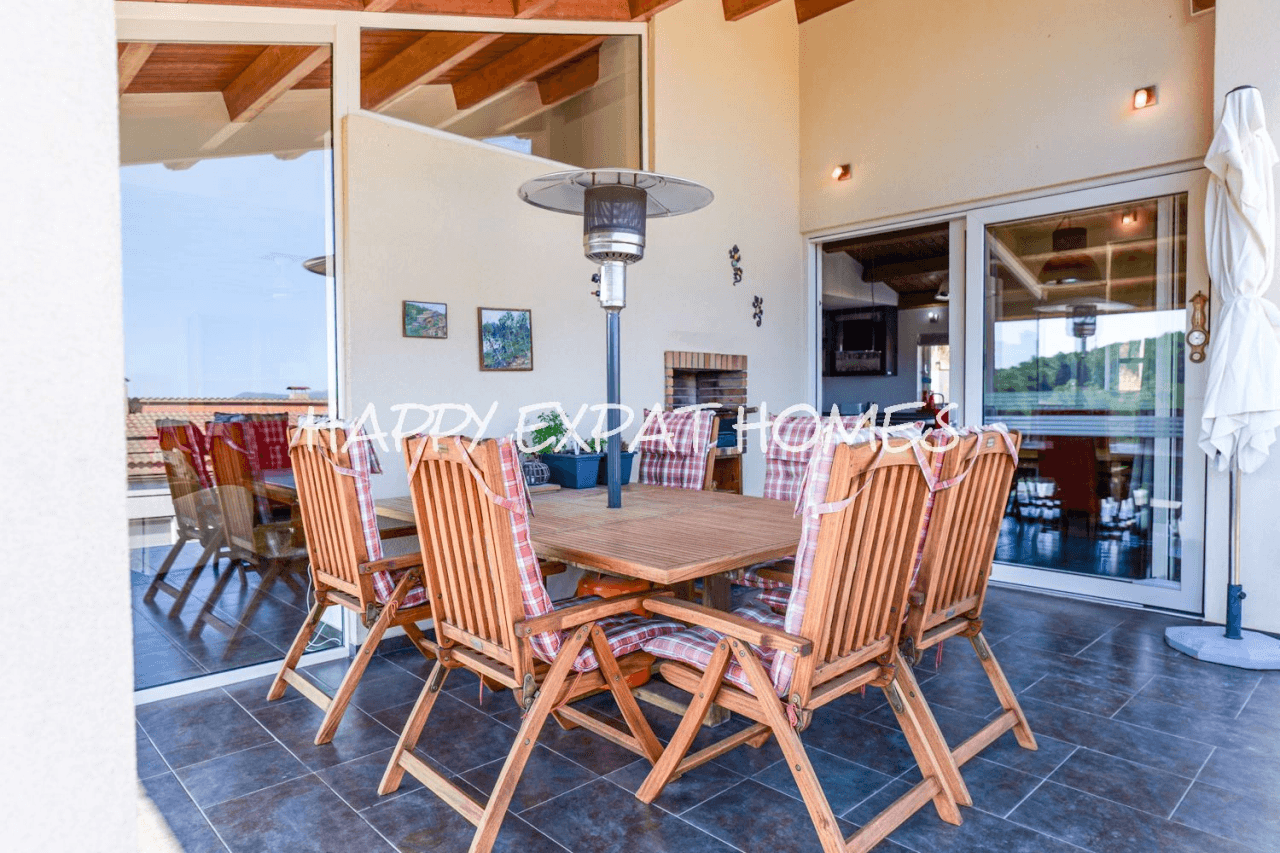 Huge fantastic villa in the Sitges hills with warehouse garage, independent apartment and tourist license