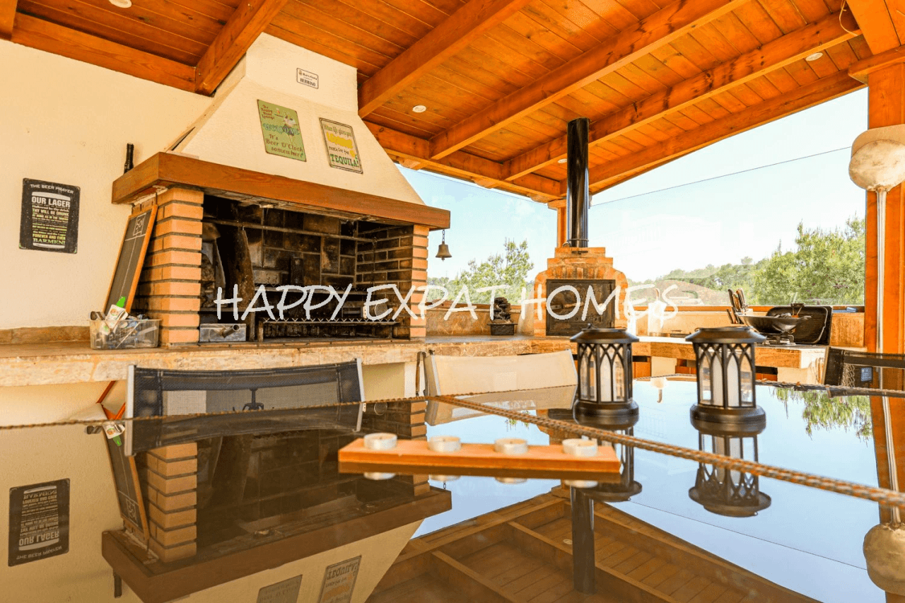 Huge fantastic villa in the Sitges hills with warehouse garage, independent apartment and tourist license