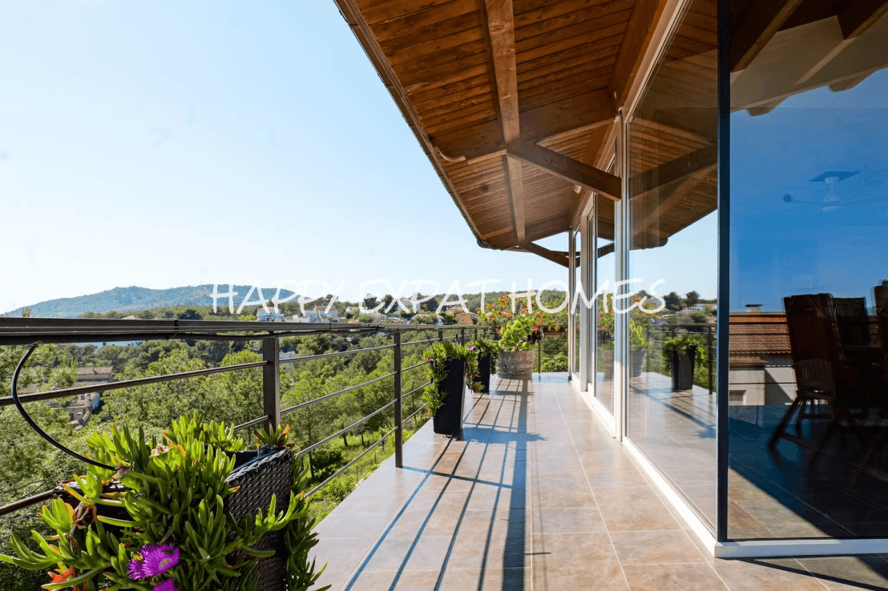 Huge fantastic villa in the Sitges hills with warehouse garage, independent apartment and tourist license