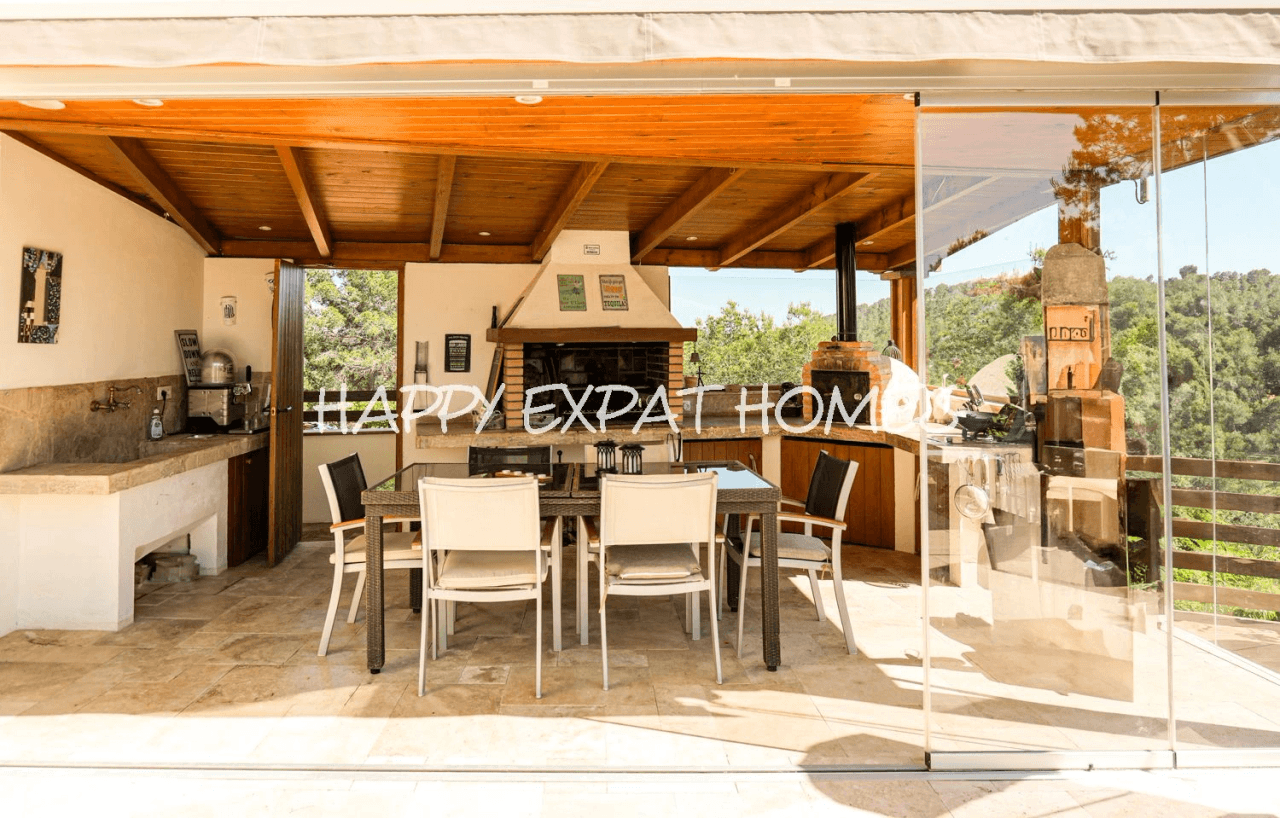 Huge fantastic villa in the Sitges hills with warehouse garage, independent apartment and tourist license