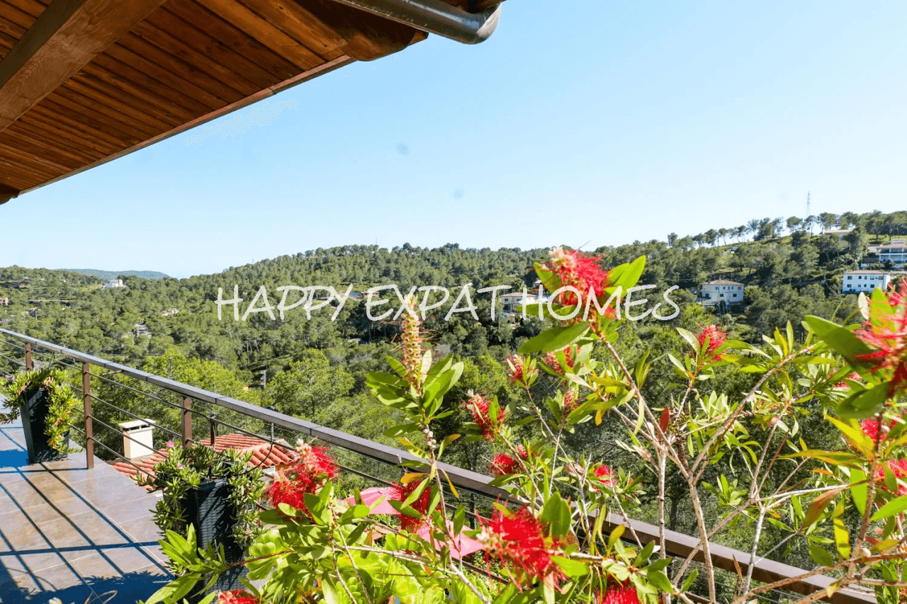 Huge fantastic villa in the Sitges hills with warehouse garage, independent apartment and tourist license