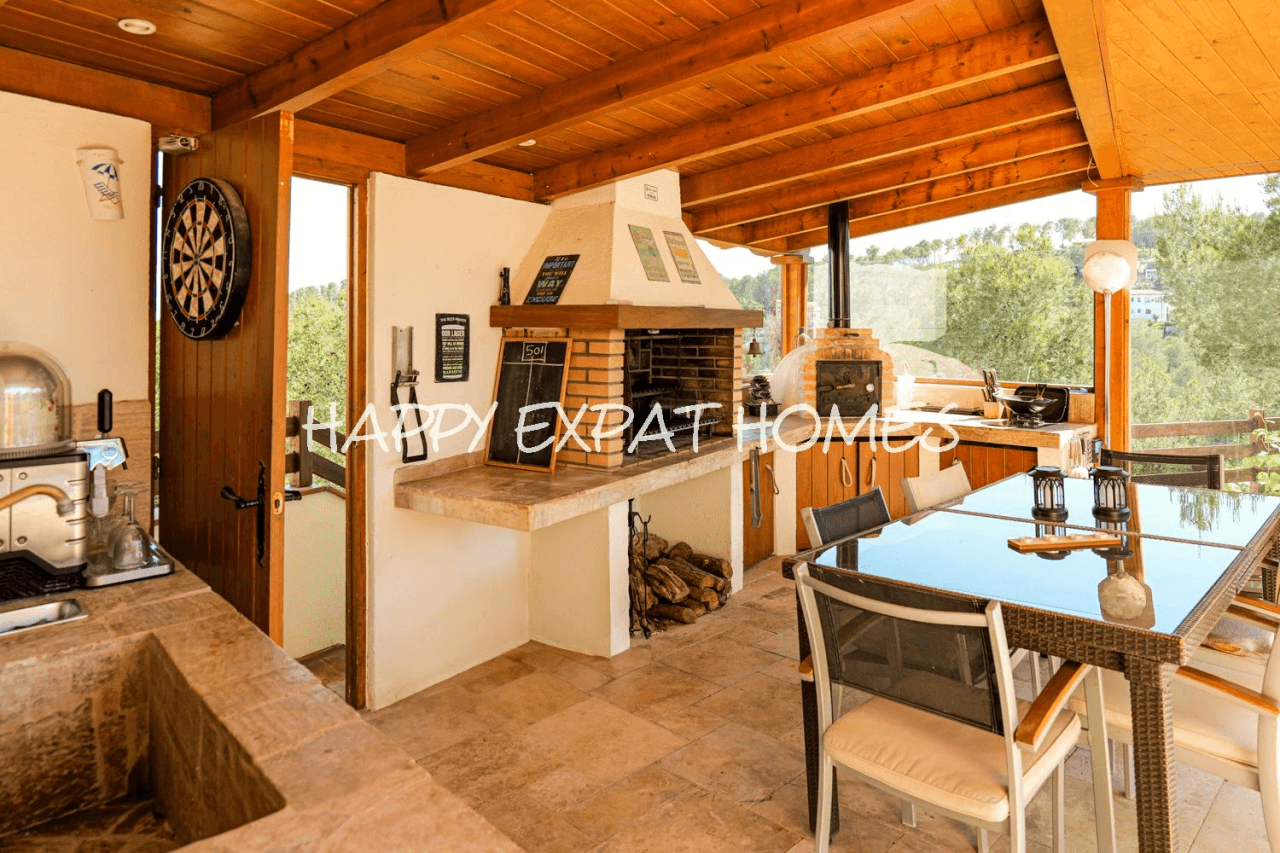Huge fantastic villa in the Sitges hills with warehouse garage, independent apartment and tourist license