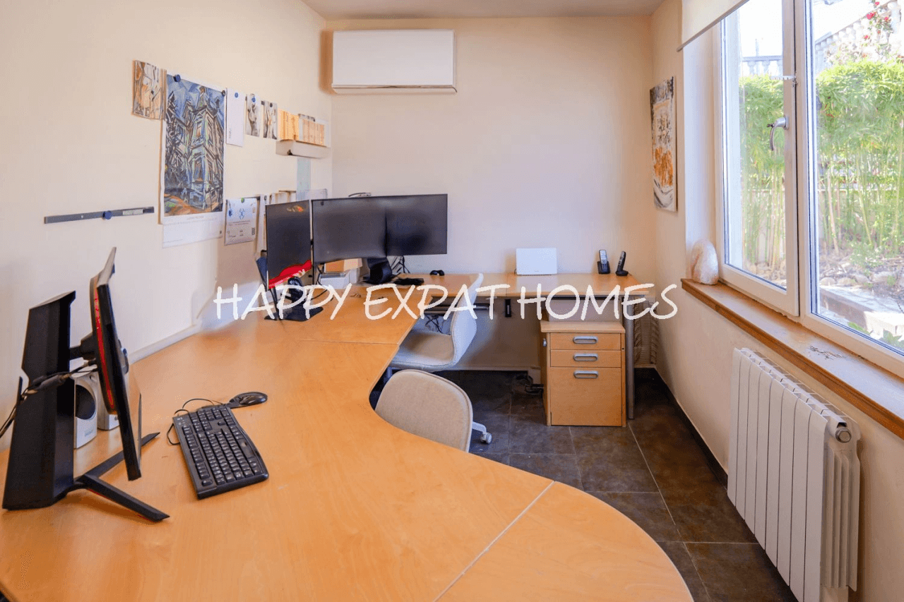 Huge fantastic villa in the Sitges hills with warehouse garage, independent apartment and tourist license