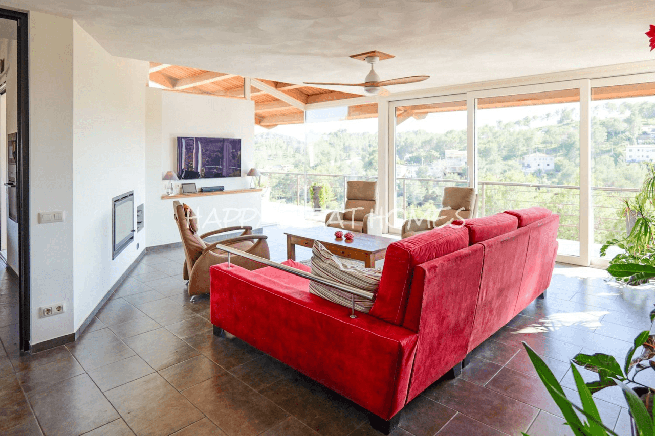 Huge fantastic villa in the Sitges hills with warehouse garage, independent apartment and tourist license