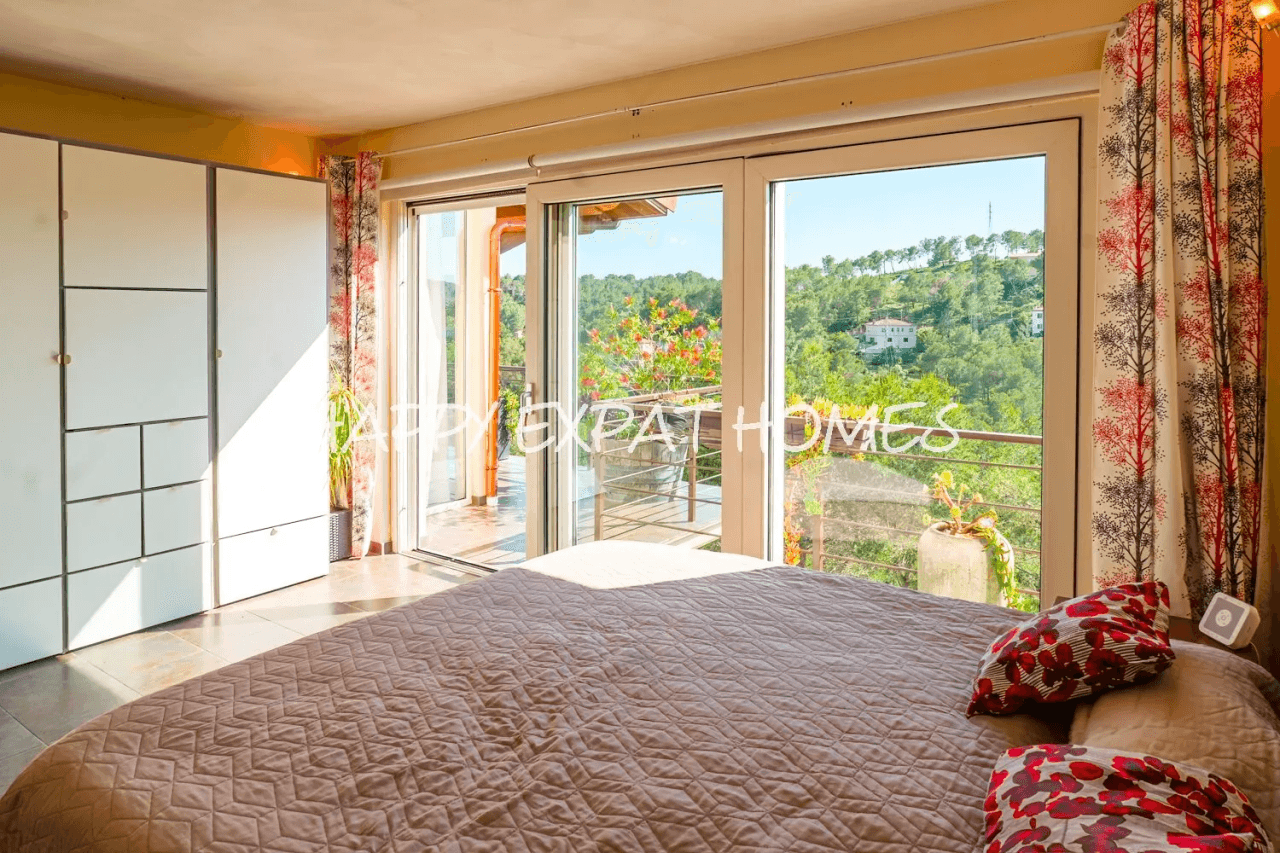 Huge fantastic villa in the Sitges hills with warehouse garage, independent apartment and tourist license