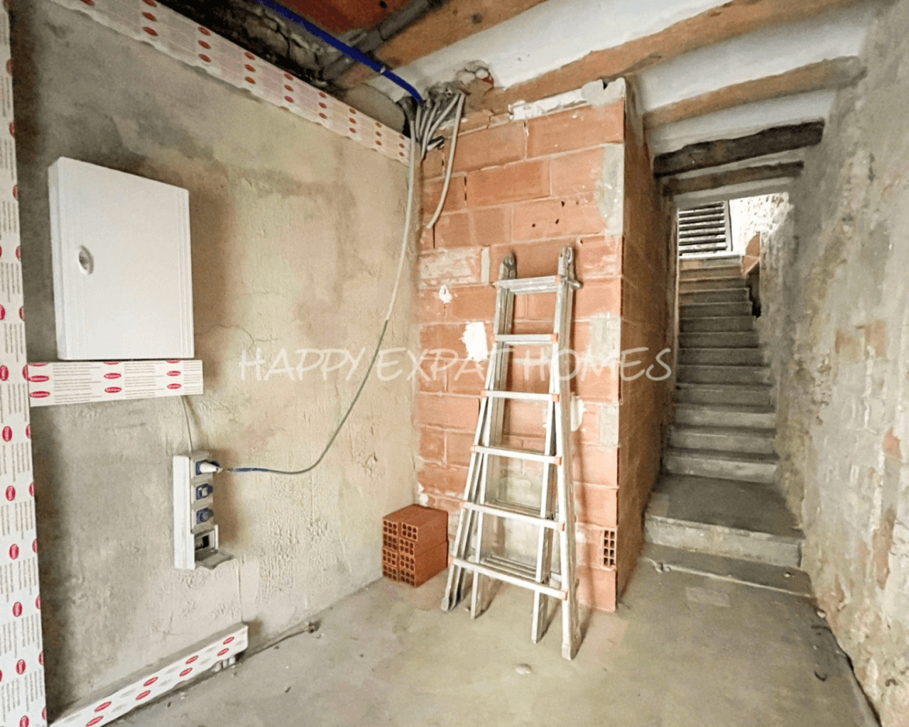 Historical house semi-refurbished with rooftop next to Calafell's Castle