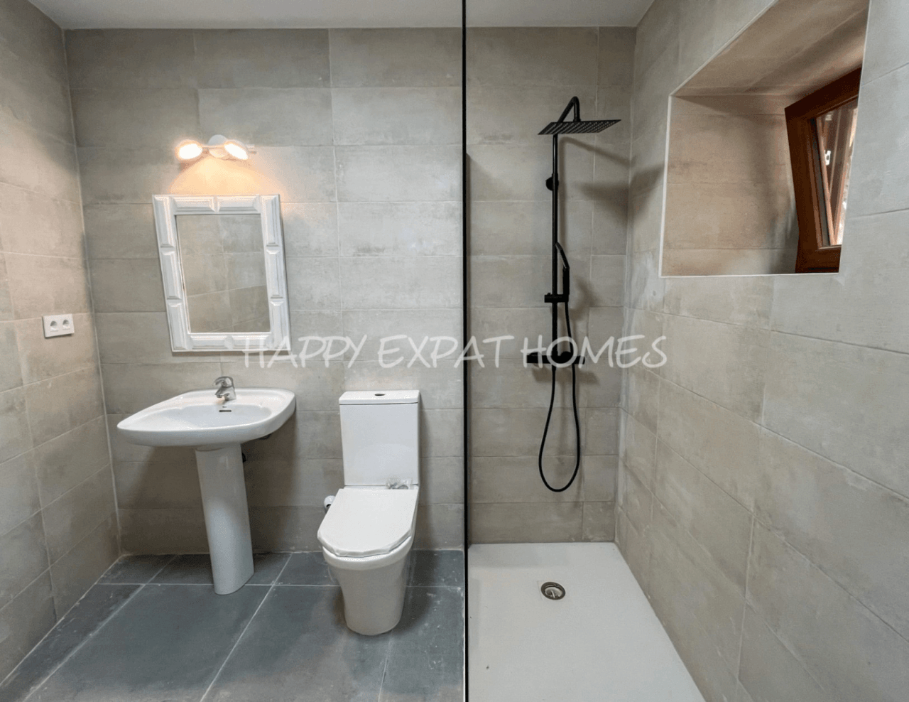 Historical house semi-refurbished with rooftop next to Calafell's Castle