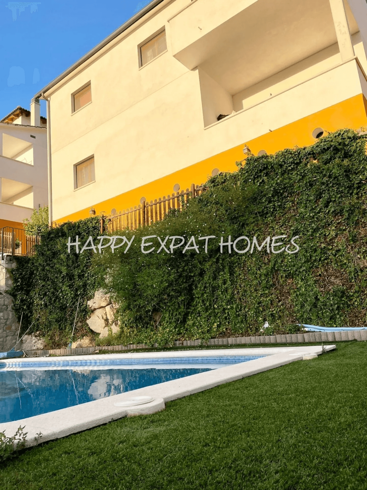 Large duplex house with pool