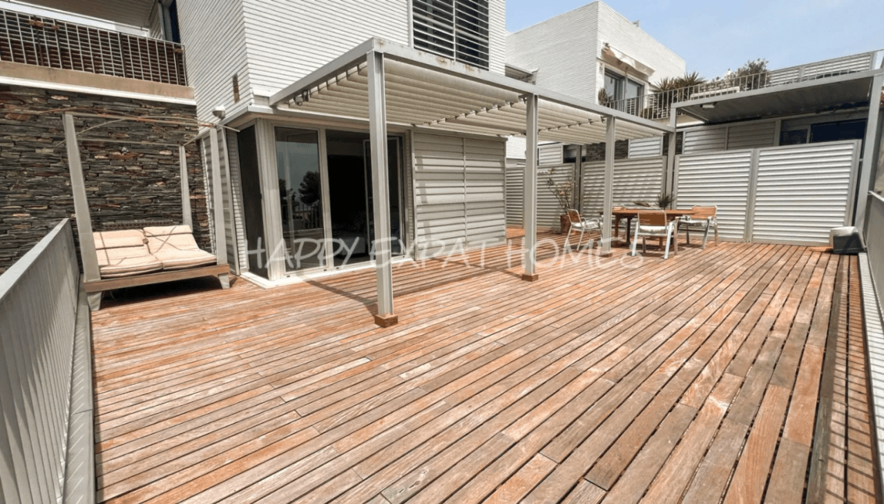 Spacious duplex with seaview and garden in Casas del Mar