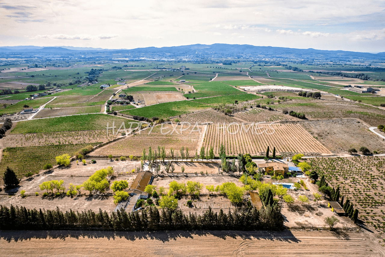 Exquisite country house surrounded by Catalan vineyards
