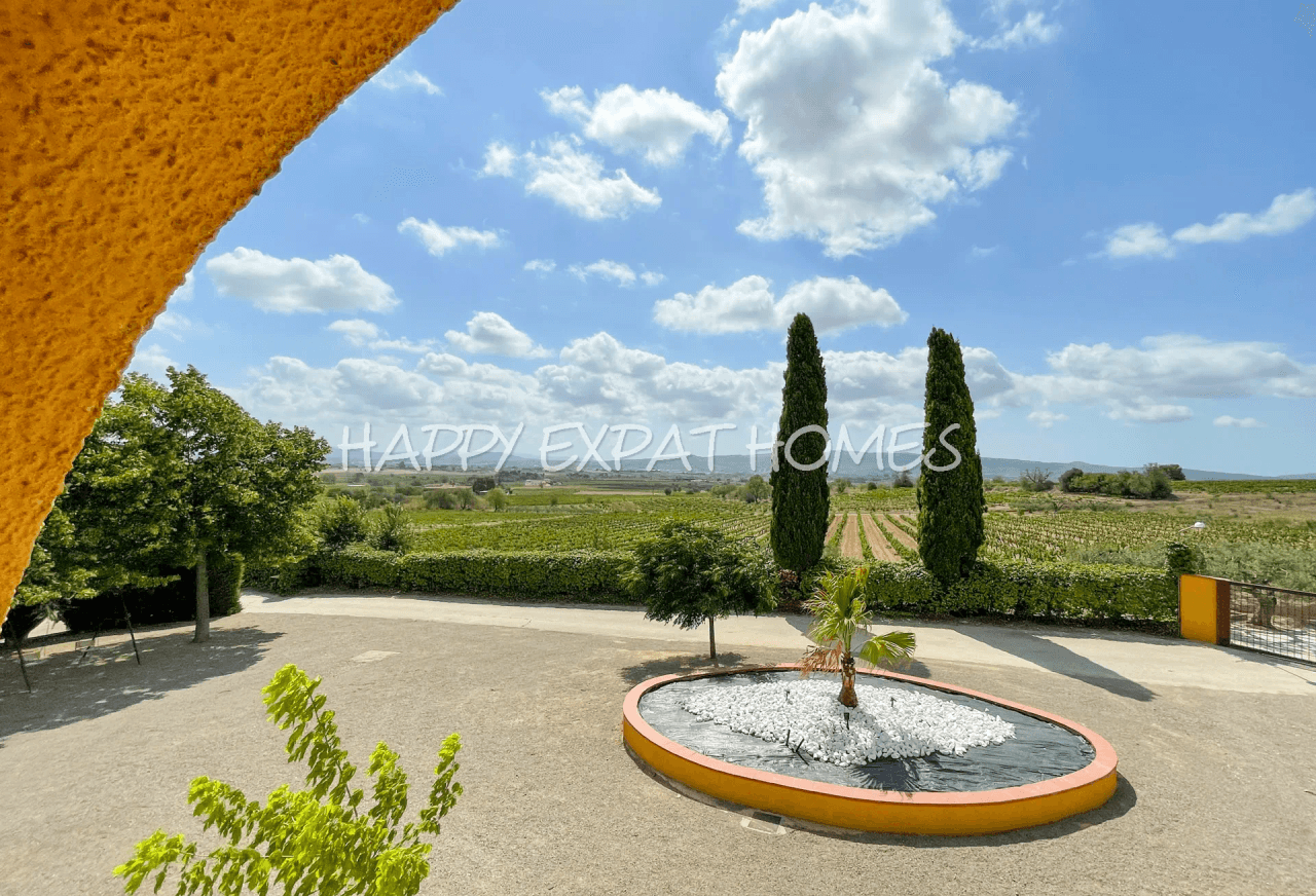 Exquisite country house surrounded by Catalan vineyards