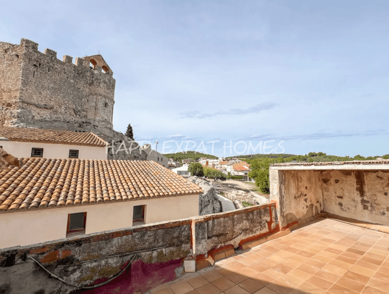 Historical house semi-refurbished with rooftop next to Calafell's Castle
