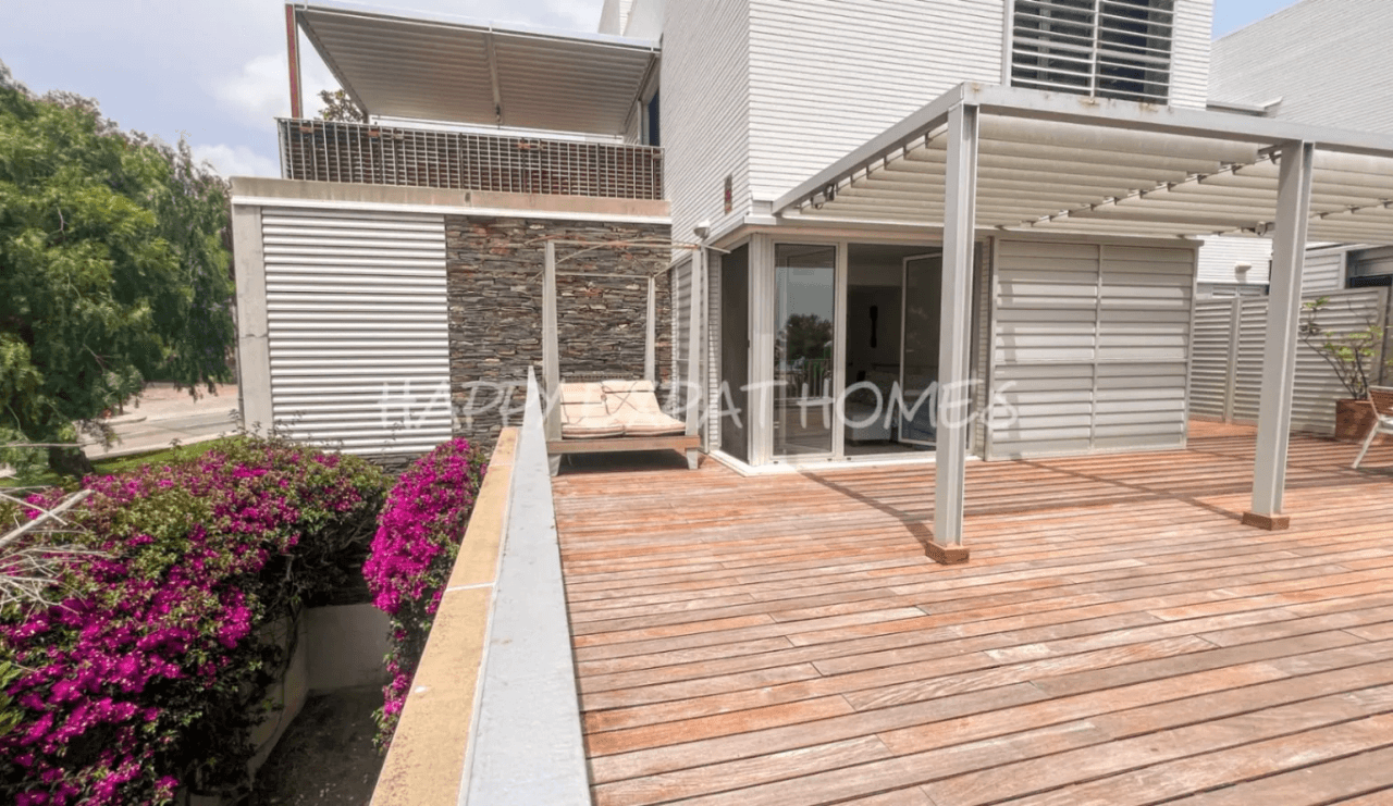 Spacious duplex with seaview and garden in Casas del Mar