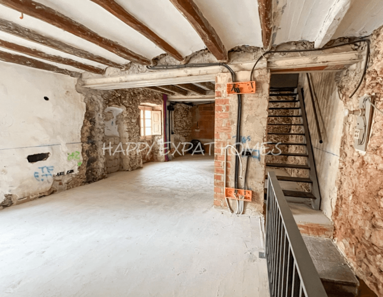 Historical house semi-refurbished with rooftop next to Calafell's Castle