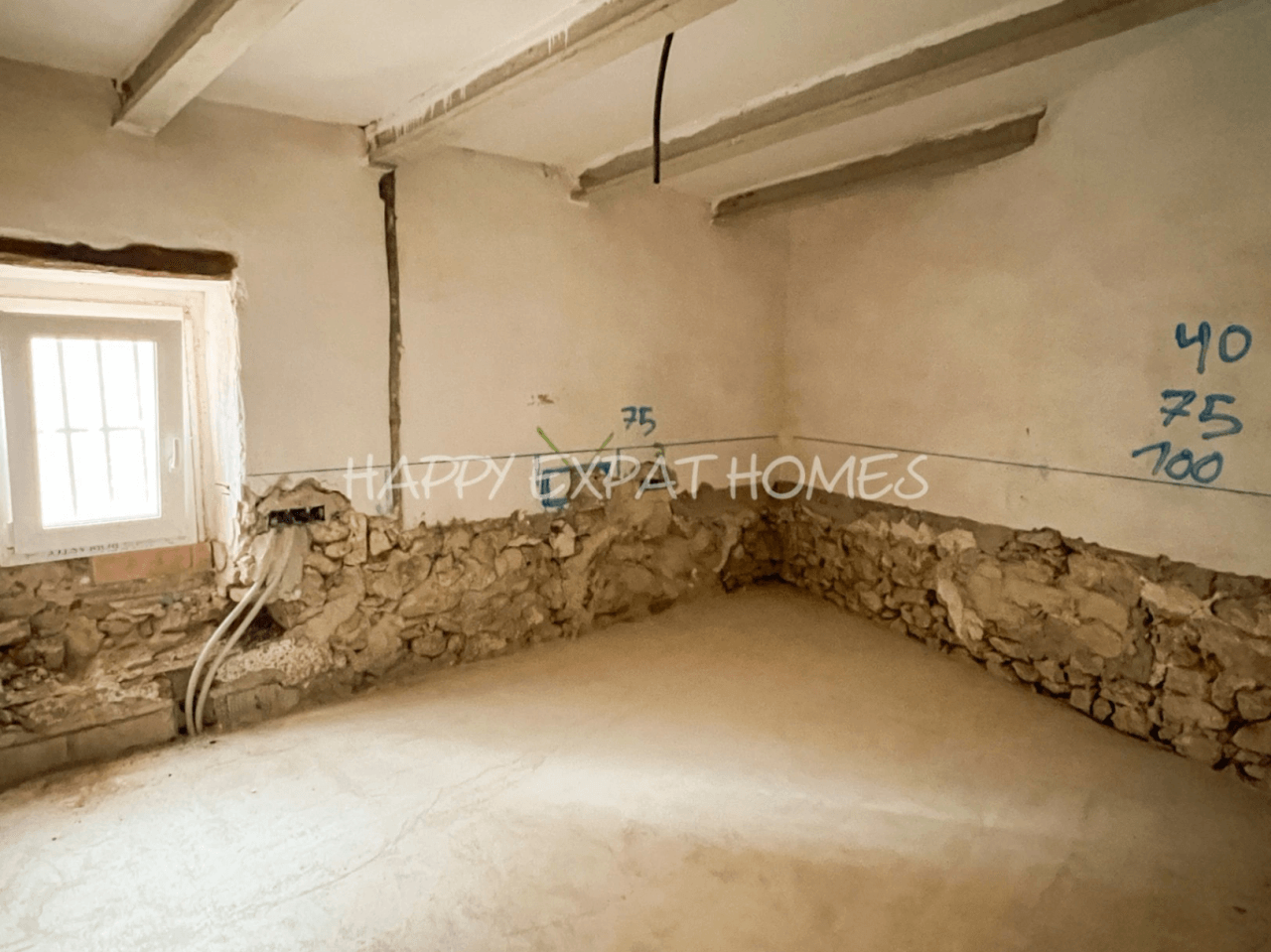 Historical house semi-refurbished with rooftop next to Calafell's Castle