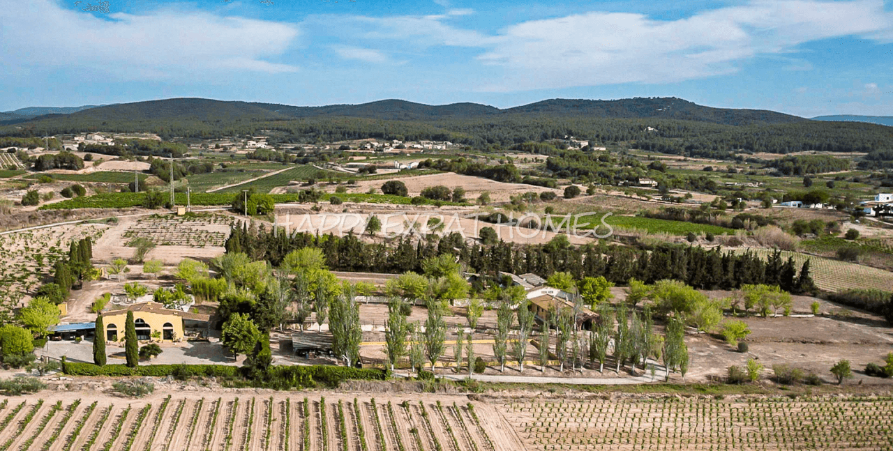 Exquisite country house surrounded by Catalan vineyards