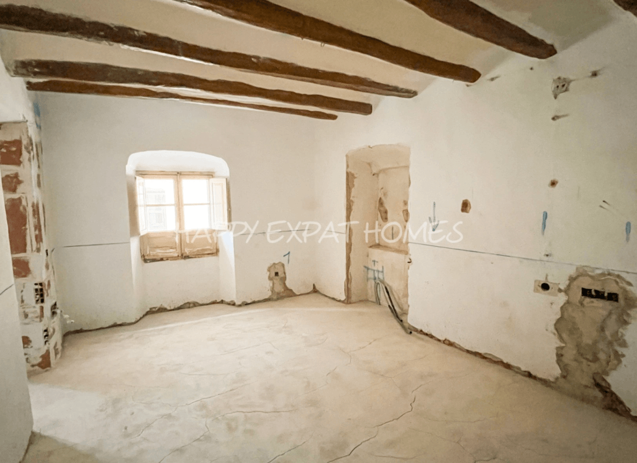 Historical house semi-refurbished with rooftop next to Calafell's Castle