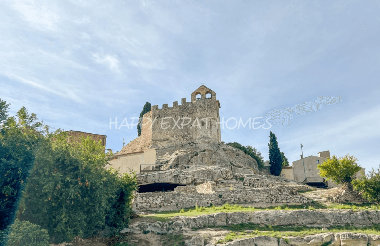 Historical house semi-refurbished with rooftop next to Calafell's Castle