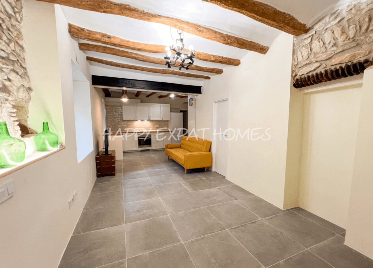 Historical house semi-refurbished with rooftop next to Calafell's Castle