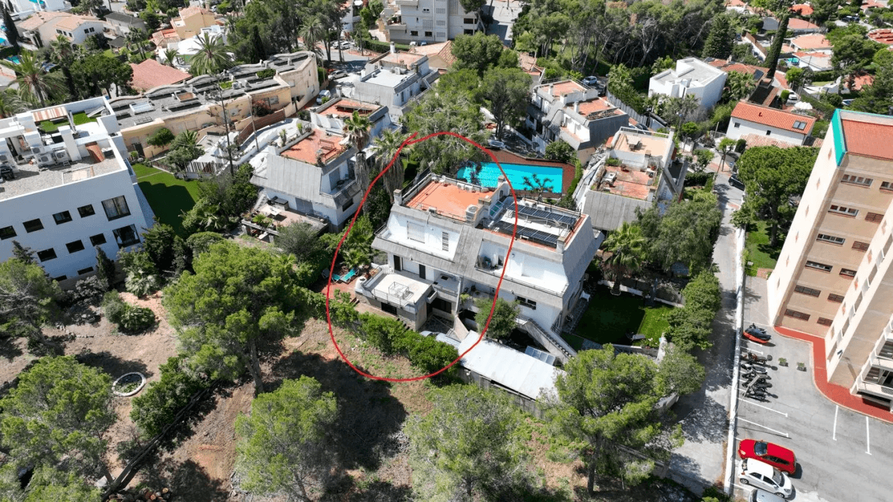 Big villa with private woods and tourist license