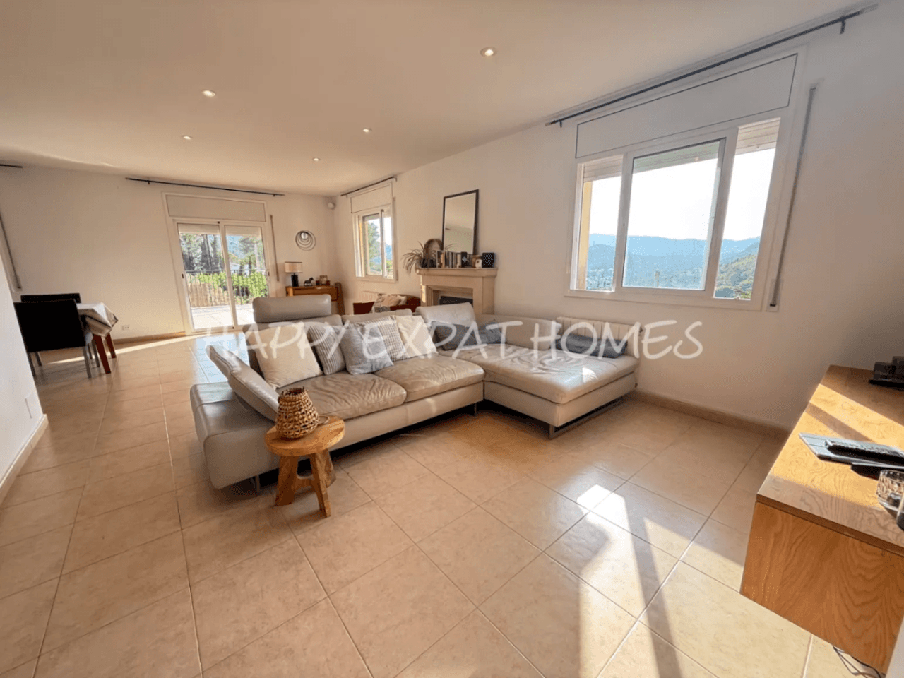 Villa en venta de 5 dormitorios con piscina en Olivella, Barcelona