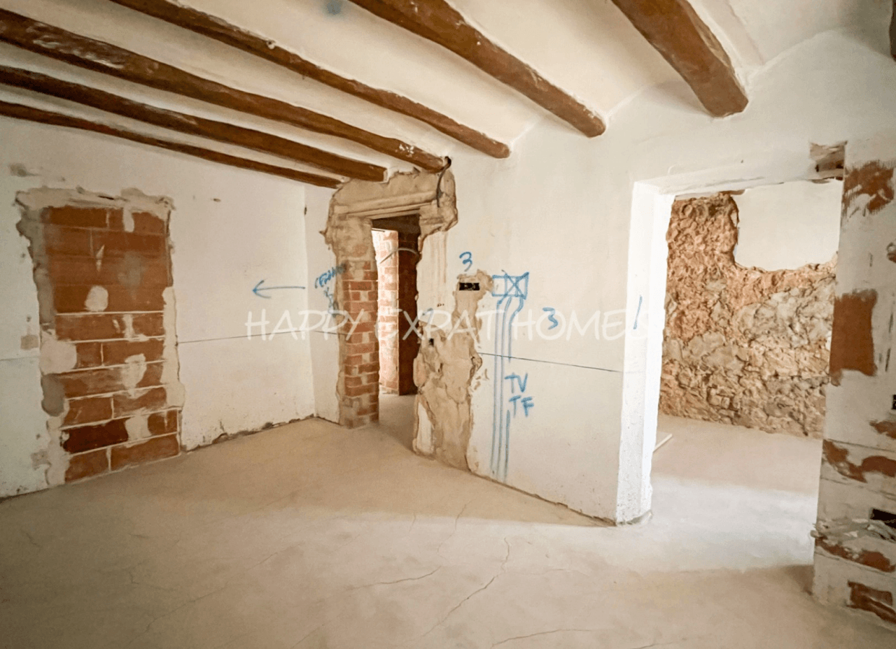 Historical house semi-refurbished with rooftop next to Calafell's Castle