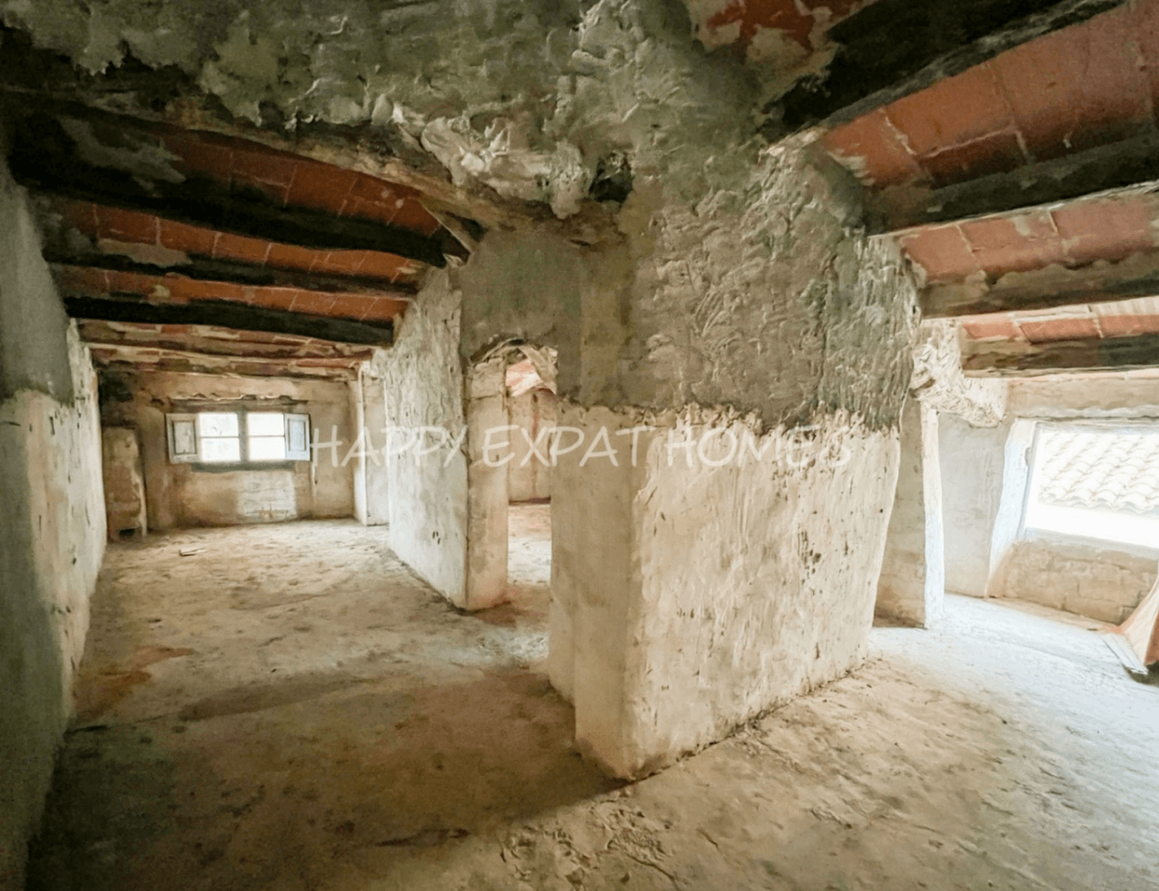Historical house semi-refurbished with rooftop next to Calafell's Castle