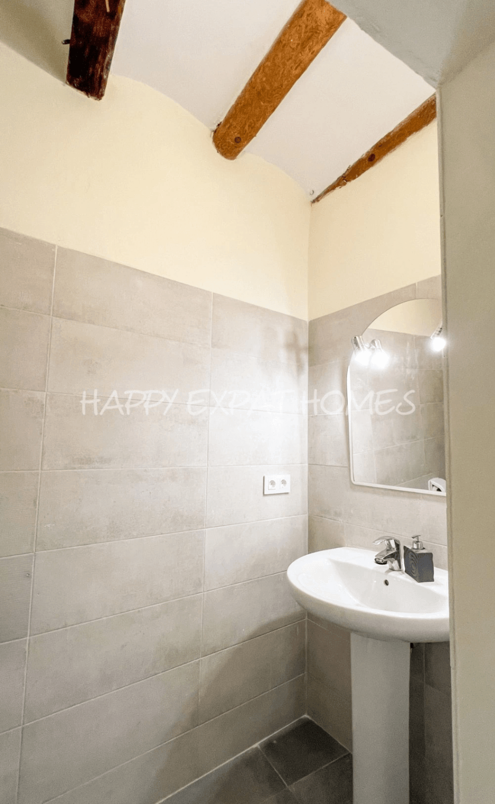 Historical house semi-refurbished with rooftop next to Calafell's Castle
