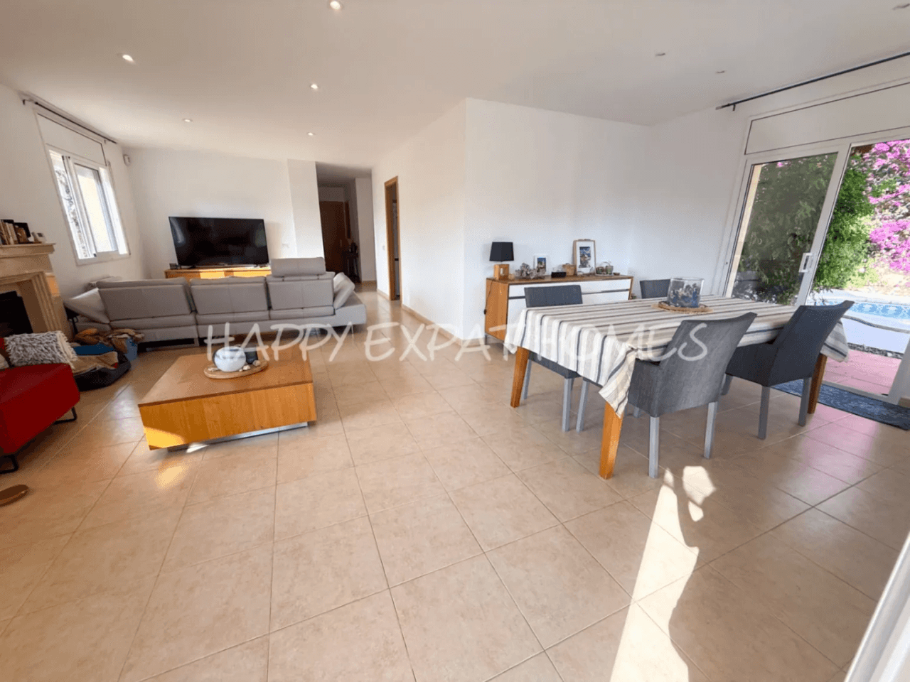 Villa en venta de 5 dormitorios con piscina en Olivella, Barcelona
