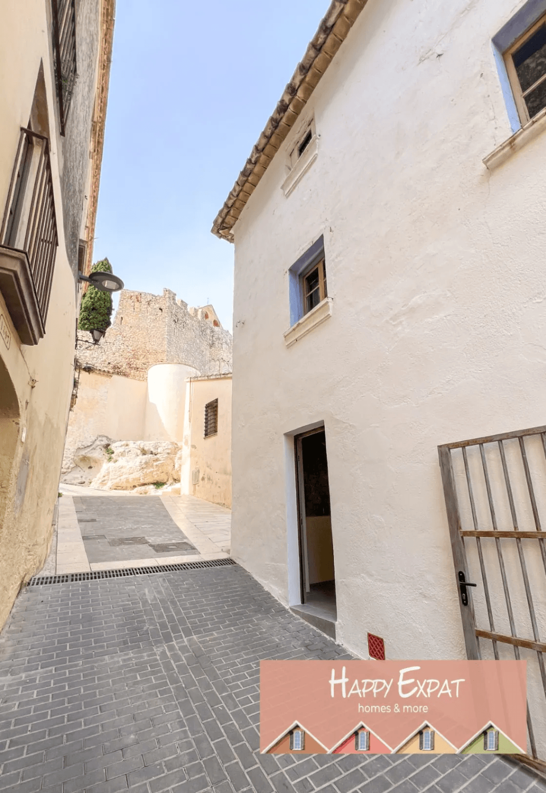 Historical house semi-refurbished with rooftop next to Calafell's Castle