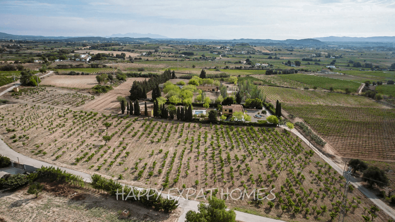 Exquisite country house surrounded by Catalan vineyards