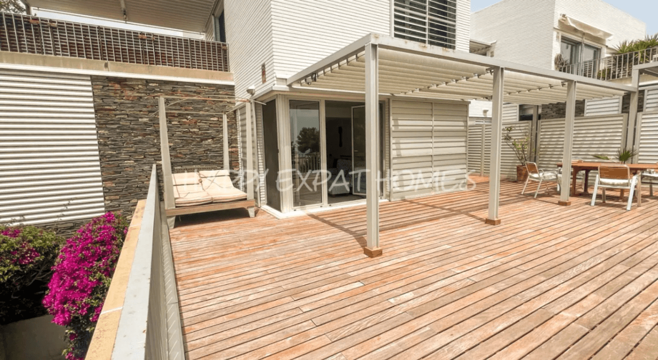 Spacious duplex with seaview and garden in Casas del Mar