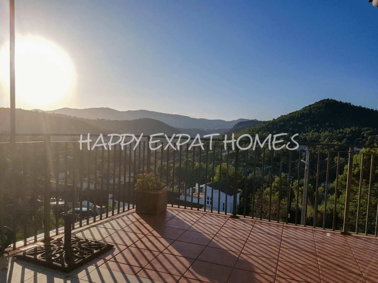 Villa en venta de 5 dormitorios con piscina en Olivella, Barcelona