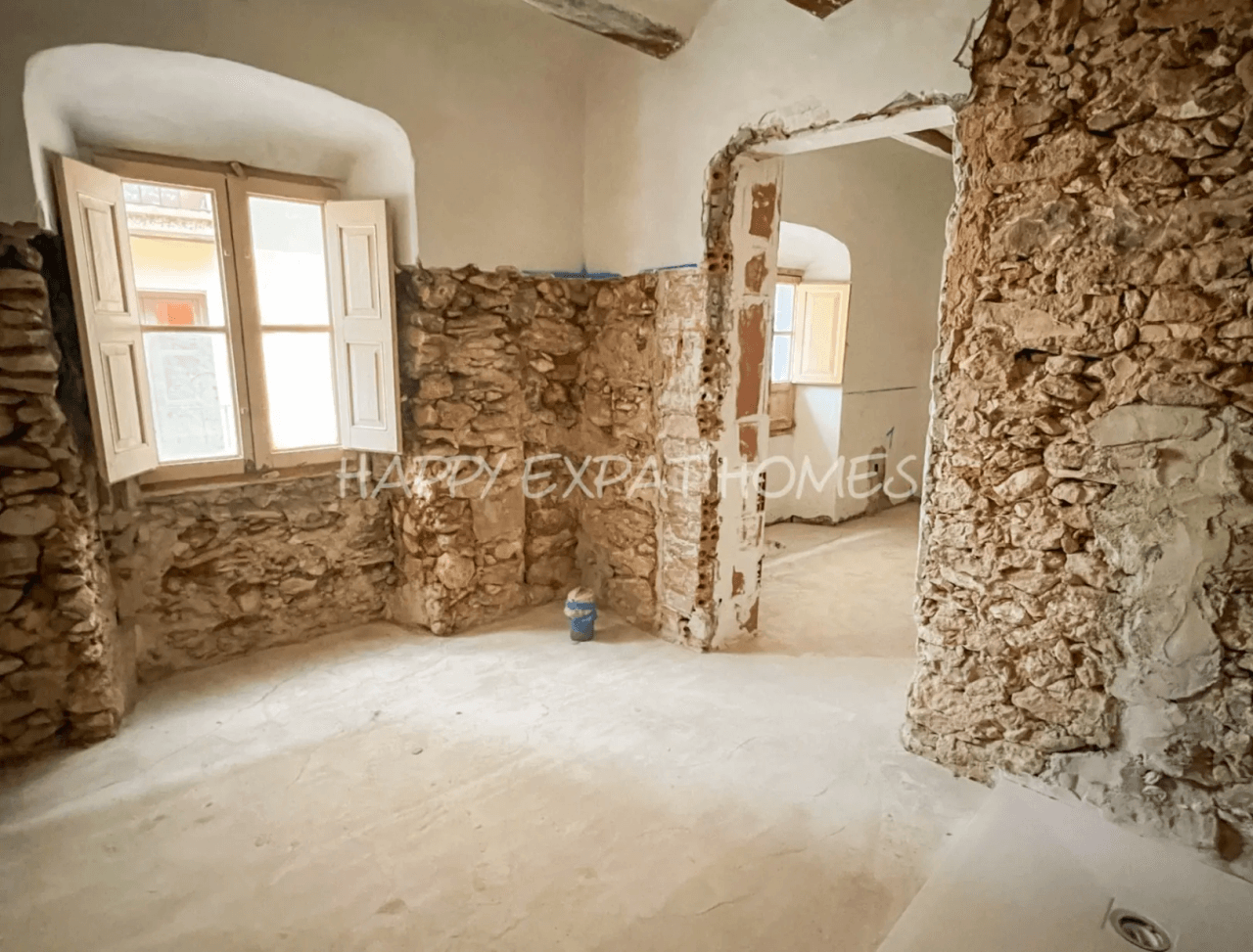 Historical house semi-refurbished with rooftop next to Calafell's Castle