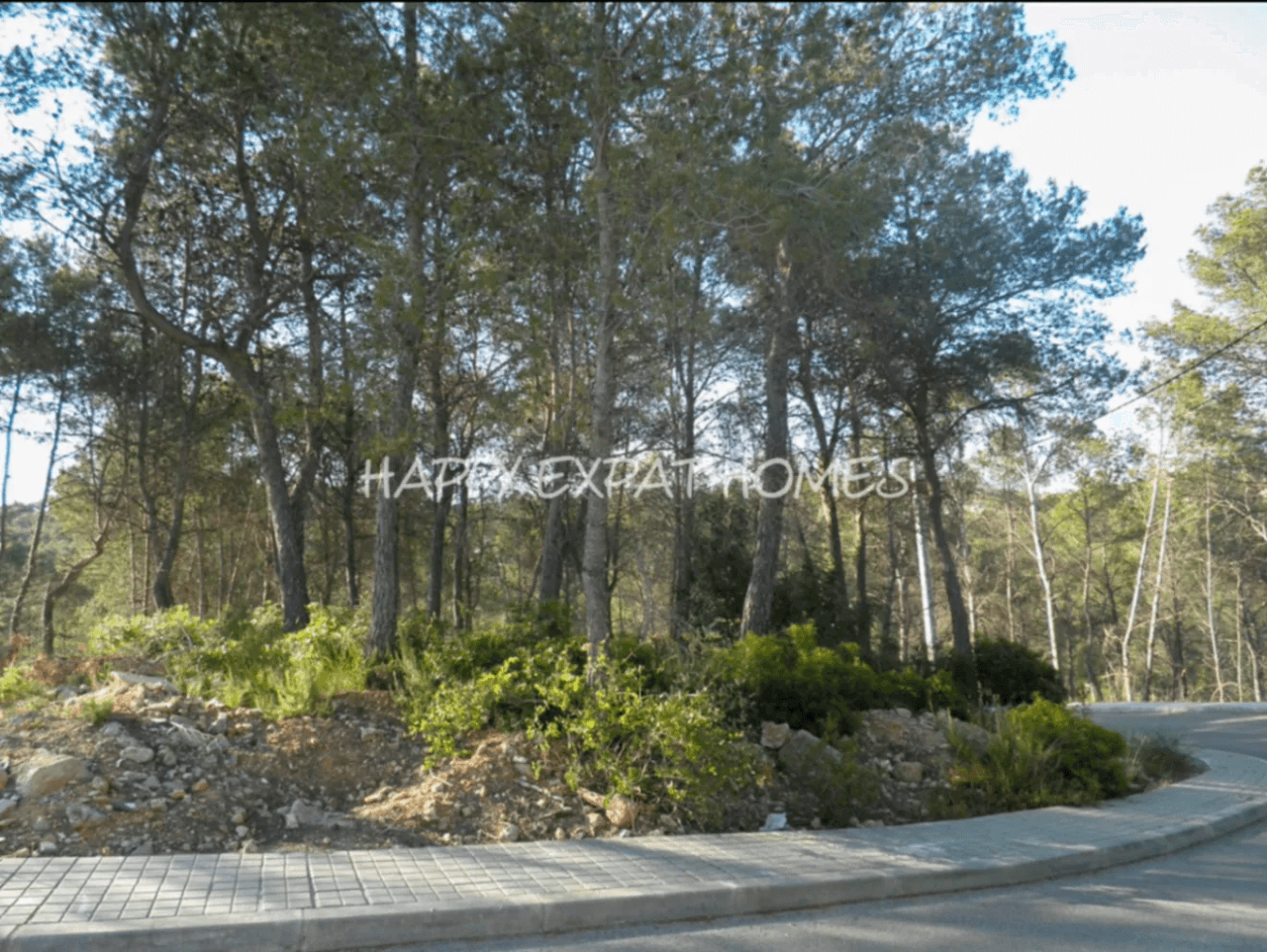 Urbanizable corner plot with open views of the natural park