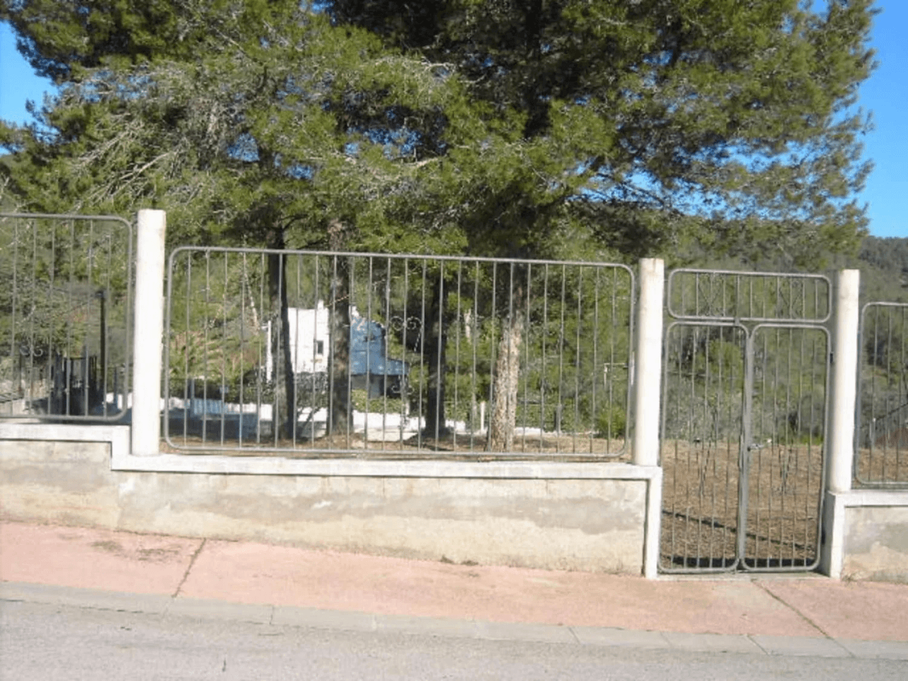 Beautiful, flat plot of 1242 m2s already fenced