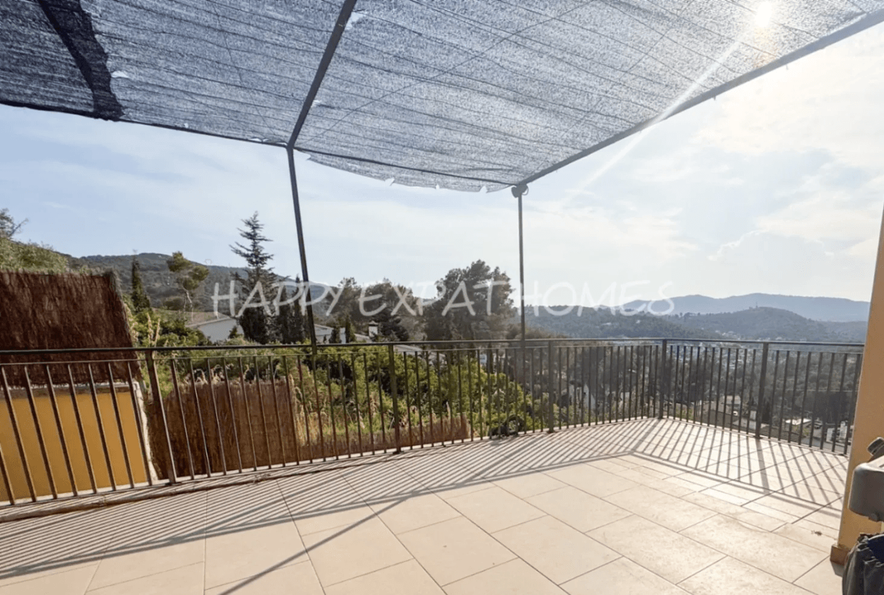 Villa en venta de 5 dormitorios con piscina en Olivella, Barcelona